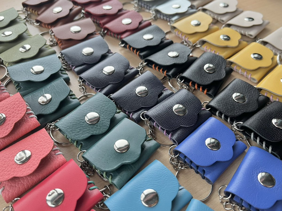 yuncham_made's tweet photo. 《ワンコインキーホルダー》800yen

コイン返却式ショッピングカートやロッカー、急遽小銭が必要 Σ（ﾟдﾟlll）そんな時に “携帯品に取り付けて簡単に持ち歩ける” こちらのアイテムがオススメです♫

カラーを増やしてご用意してます(๑･̑◡･̑๑)

#デザフェス55 #レザークラフト https://t.co/aoLOk09GFe
