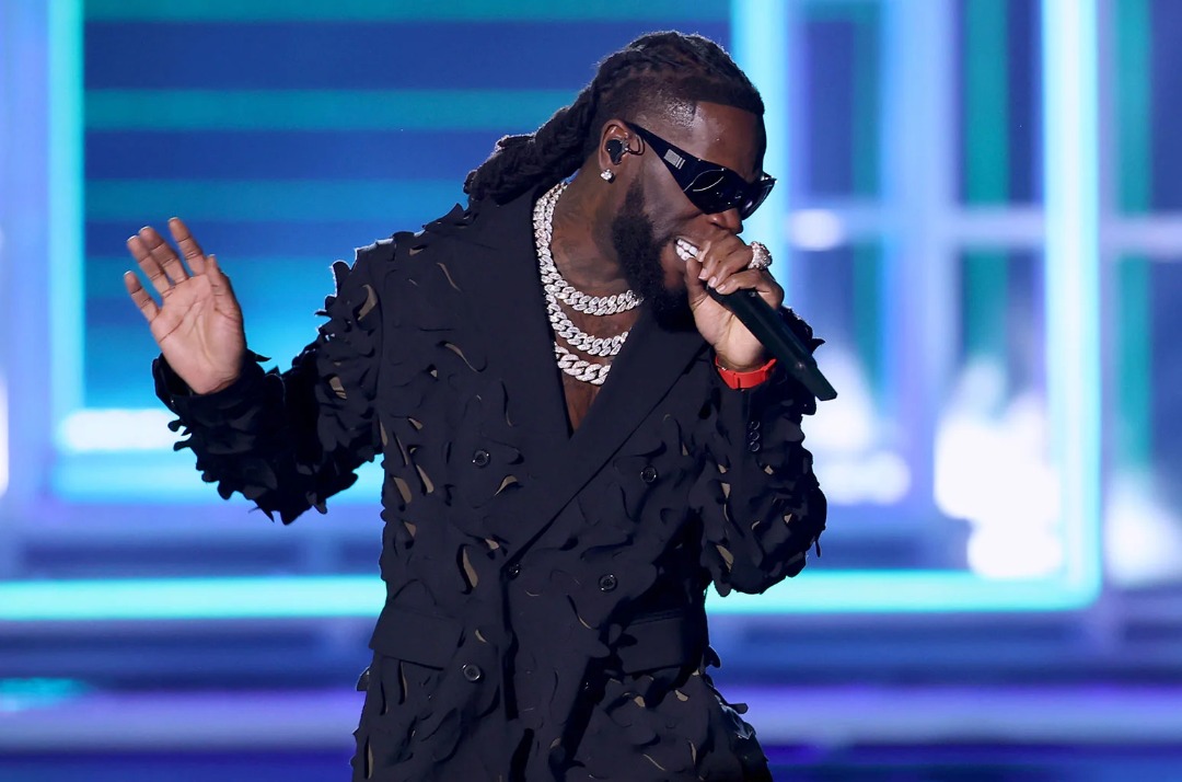 MobilePunch's tweet photo. Burna Boy Closes Show At #BillboardMusicAwards
====
Grammy-award winning singer, Burna Boy, closed out the show at this year’s Billboard Music Awards at the MGM Grand Garden Arena in Las Vegas on Sunday. https://t.co/v0ANU0zovc