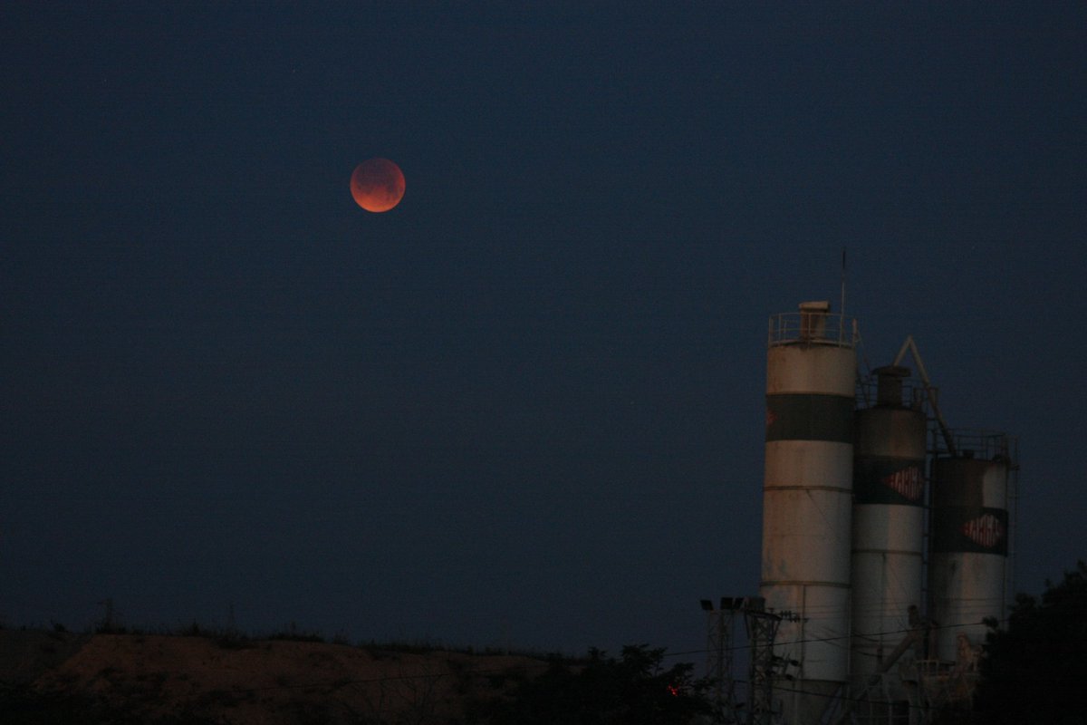 IargoSpatium's tweet photo. Eclipse total de Luna desde la Senda de Valdegurriana en La Cartuja Baja (Zaragoza)

@ElTiempoA3 https://t.co/qNV8U7UVFN