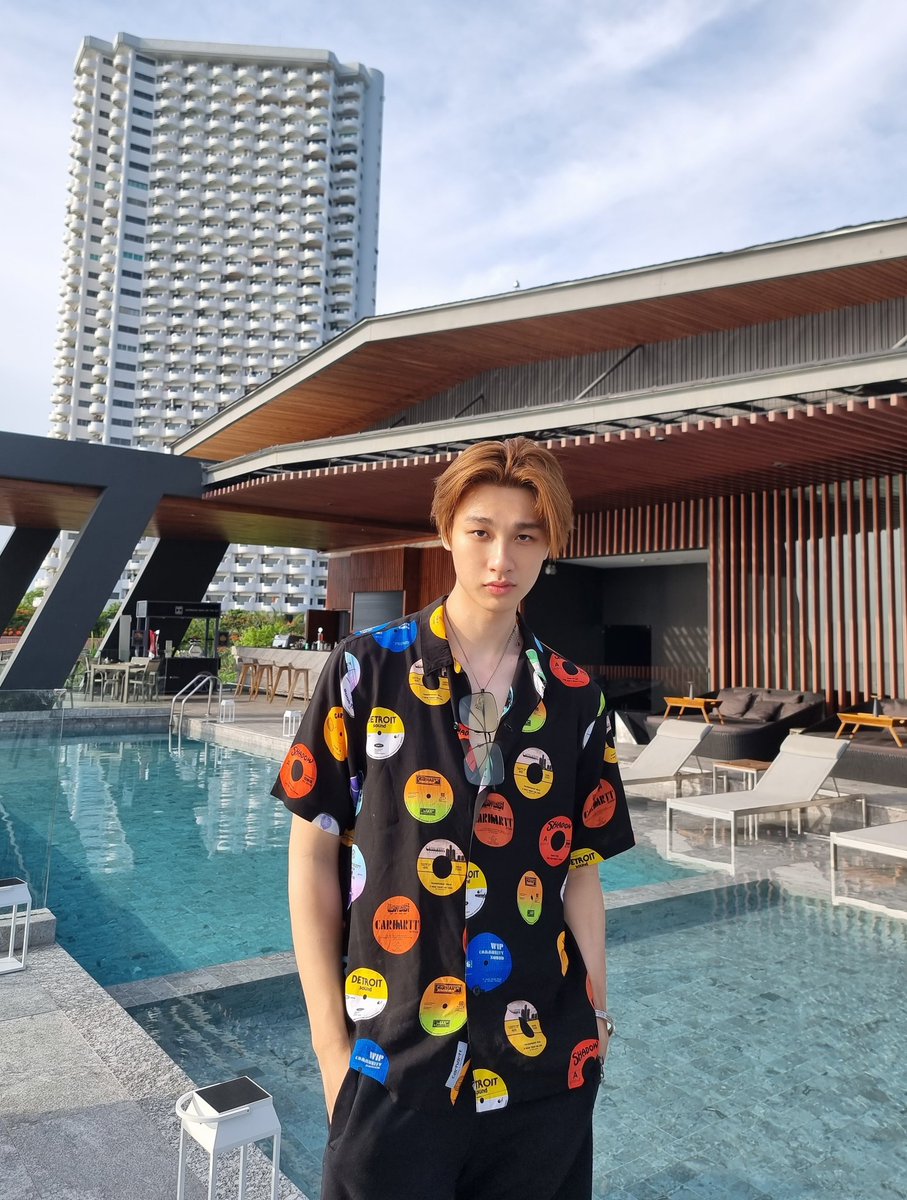 gunnapatn's tweet photo. มีใครใจดีลบตึกข้างหลังออกให้หน่อยได้มั้ยครับ .-. จะลงIG งับ🙏 https://t.co/FzHGpOTGwM