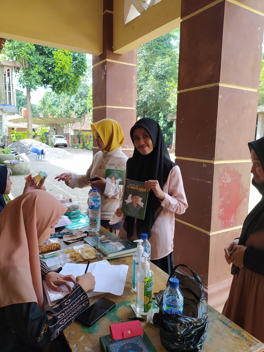 PP_Edimancoro's tweet photo. ✨ Selamat datang di Pondok Pesantren Edi Mancoro yang tercinta ✨
Semoga setelah liburan ini hal-hal baru dan hal-hal baik selalu menyertai kita dan jangan lupa ngaji nya tetap semangat, oke👍
. https://t.co/KltcXX8ETS