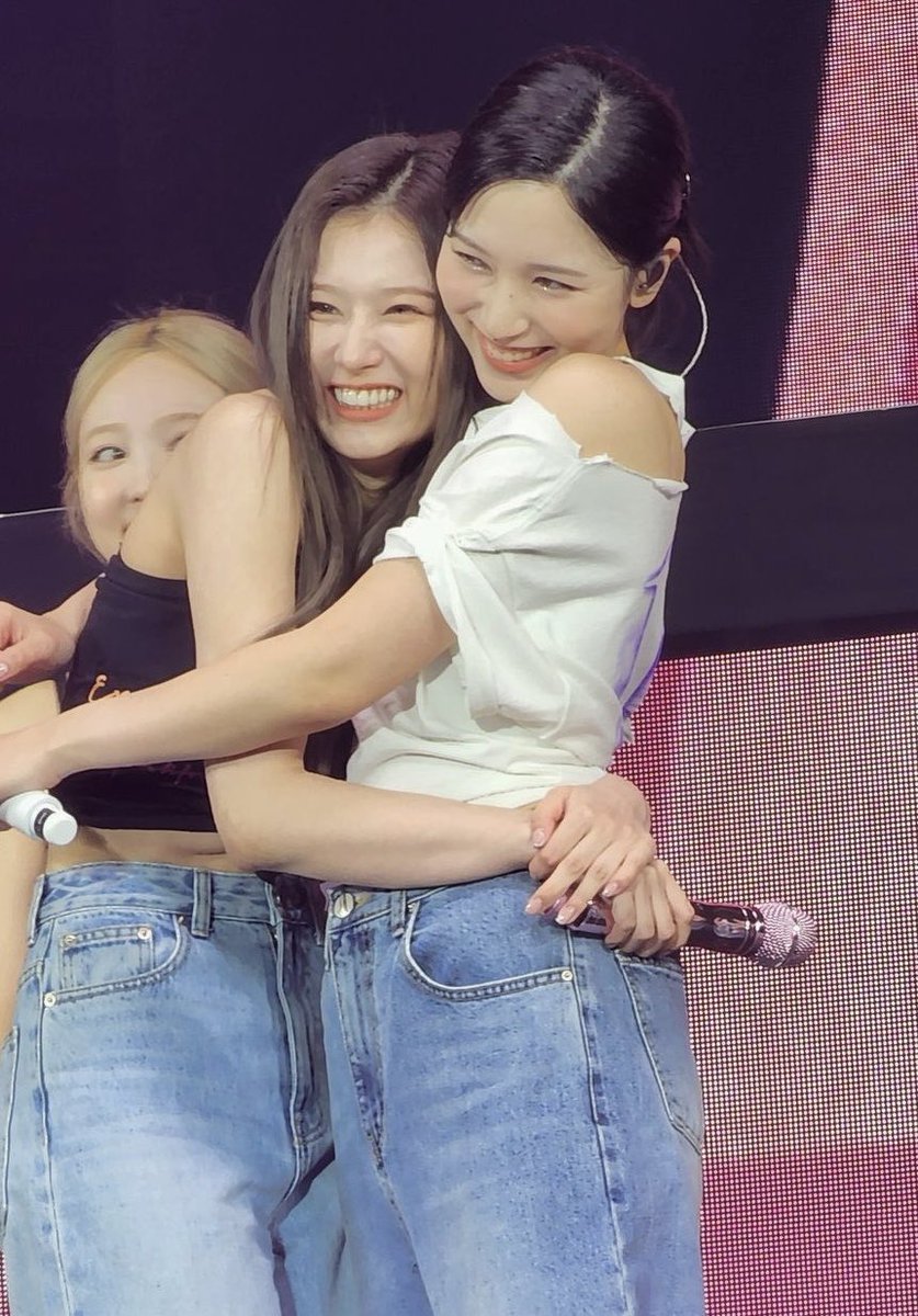 sana hugging mina so tightly