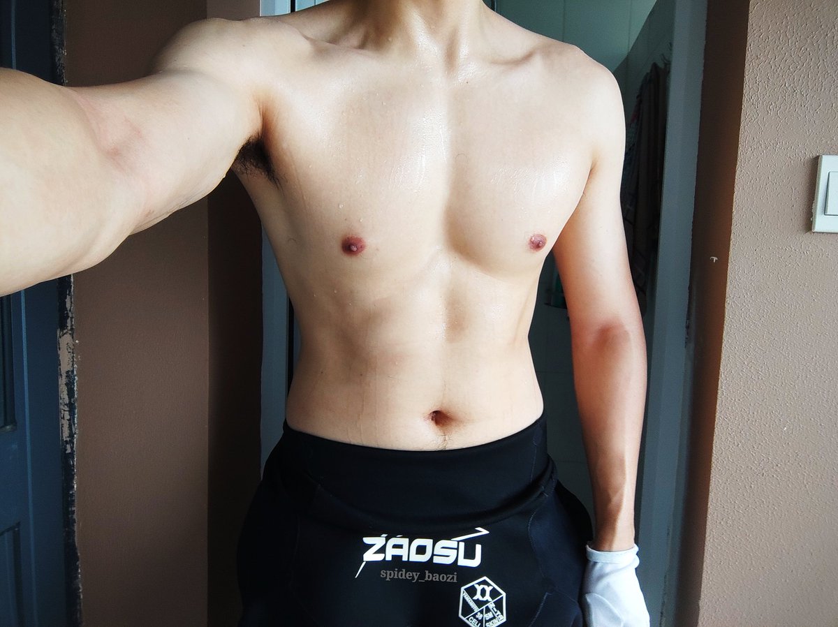 在阳台偷偷穿好铁三服 结果没一会儿室友就出来上厕所 吓得我赶紧躲进洗澡间骗他说我在洗澡 好热 他发出疑问的声音“哈？”应该没被发现吧