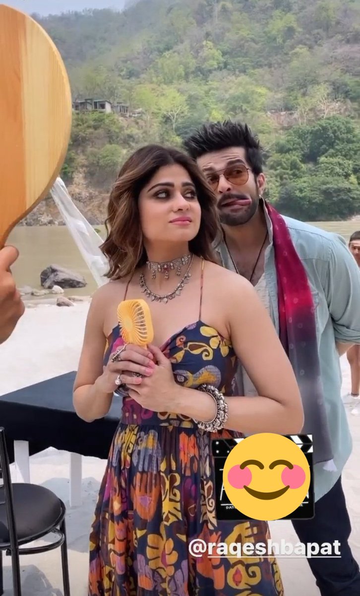 Moon_Pari14's tweet photo. This user is dead and currently talking to you from heaven !!!
He is her lobster 🦞 
I jst love how he likes to tease her...cuties 🥰

| 🎨❤🦋 |
#ShamitaShetty @ShamitaShetty 
#RaqeshBapat @RaQesh19
#ShaRa ❤🧿 https://t.co/AwPjnraV0M