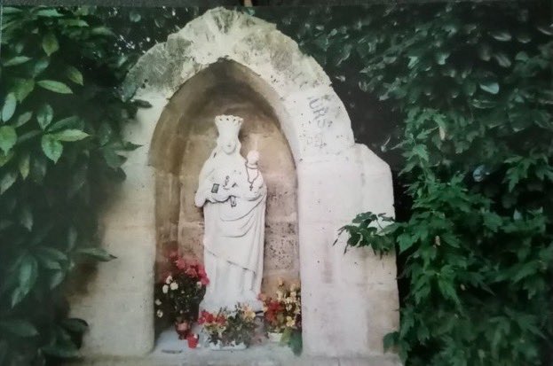 RosairedeFrance's tweet photo. Mère du bon conseil, priez pour nous 
La fontaine à Guillaume, Saint Ouen la Rouërie (35) via @CL51766999 https://t.co/ENaVtWjOvO