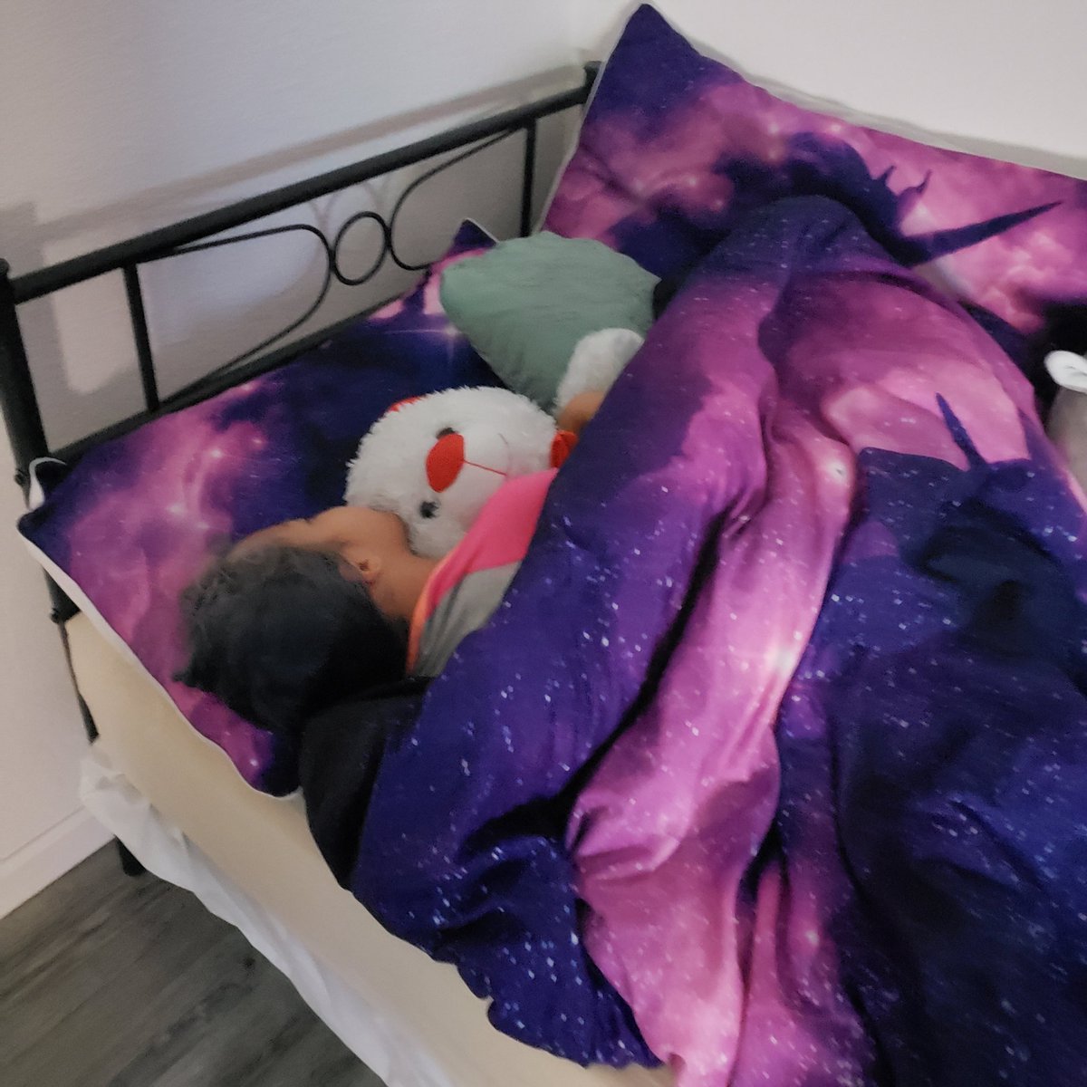 M_McFlyerThanU's tweet photo. Thought I heard her being loud. Was just the TV. Quite time for Daddy 😁. Princess KO'd. #MiniAndMe https://t.co/K9FKBghs2X