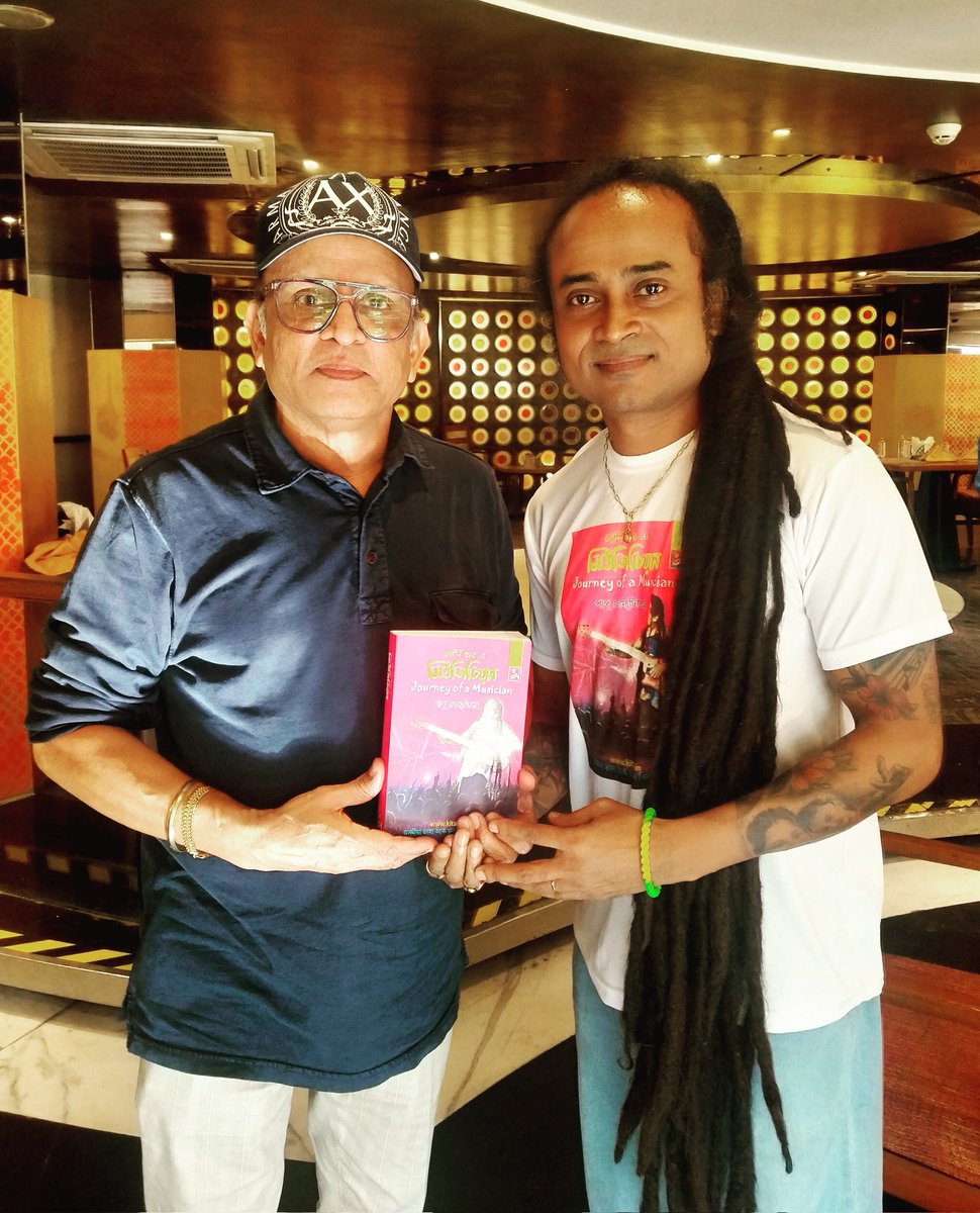 Happy to give the legendary actor @annukapoor_ a copy of my book 'Journey of a Musician'♥️🎸🎼🎶🎵✍🏻📖🤘🏻 #JourneyOfAMusician #NoExcuse #suhanasafarwithannukapoor #annukapoor #paapuleftybass #paapuleftybass #paapurinku #greenyjhini #BassistWriter ব'ম ব'ম🕉️🔱📿🌿🌼🙏🏻