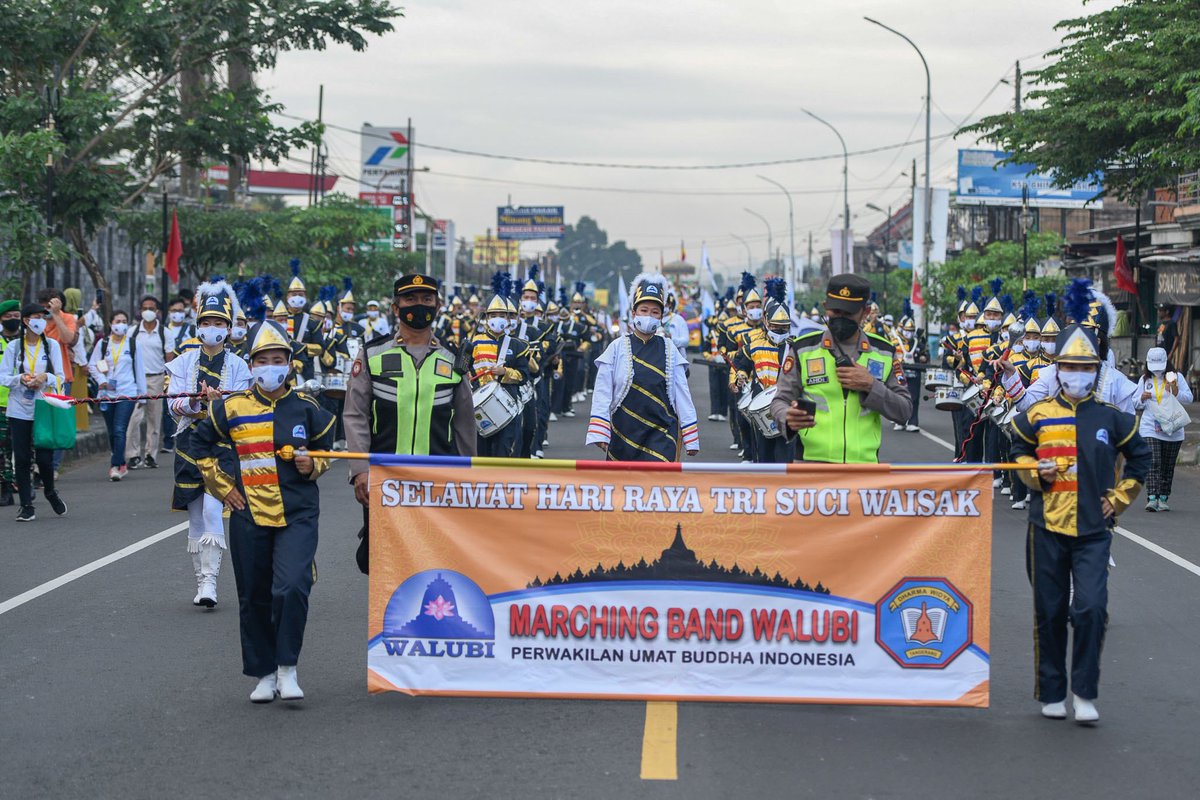 TheSenderTH's tweet image. ขบวนแห่ฉลองวันวิสาขบูชาอินโดนีเซีย 

#TheSender สมาคมชาวพุทธวาลูบี้ (WALUBI) ร่วมกับมูลนิธิธรรมกาย จับมือองค์กรพุทธมหายาน เถรวาท นานาชาติ 15 สมาคม ร่วมฉลองวันวิสาขบูชา ประเทศอินโดนีเซีย โดยเดินจากวัดเมนดุต ไปยังมหาเจดีย์บุโรพุธโธ ระยะทาง 5 กิโลเมตร facebook.com/38839615797420…
