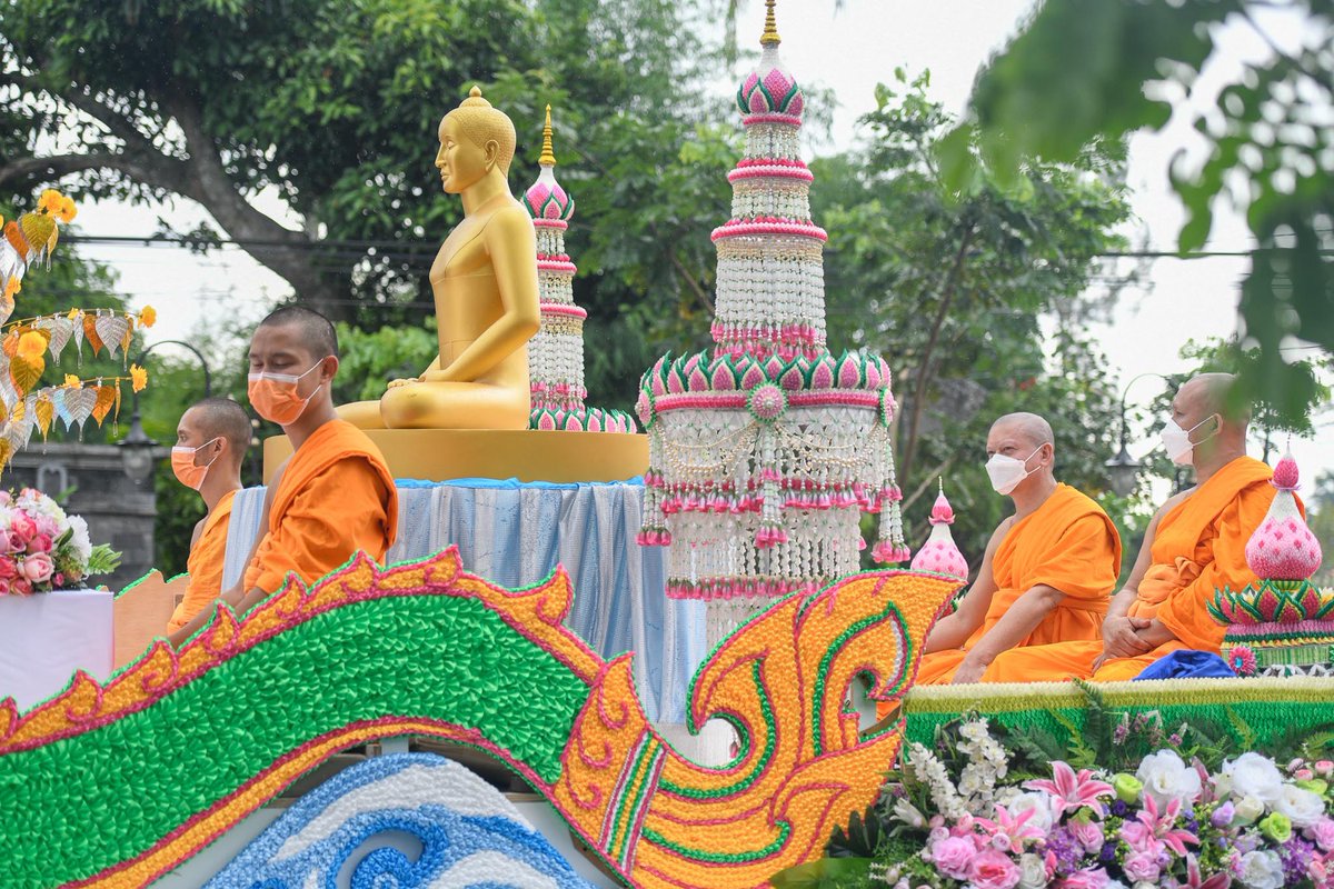 TheSenderTH's tweet image. ขบวนแห่ฉลองวันวิสาขบูชาอินโดนีเซีย 

#TheSender สมาคมชาวพุทธวาลูบี้ (WALUBI) ร่วมกับมูลนิธิธรรมกาย จับมือองค์กรพุทธมหายาน เถรวาท นานาชาติ 15 สมาคม ร่วมฉลองวันวิสาขบูชา ประเทศอินโดนีเซีย โดยเดินจากวัดเมนดุต ไปยังมหาเจดีย์บุโรพุธโธ ระยะทาง 5 กิโลเมตร facebook.com/38839615797420…