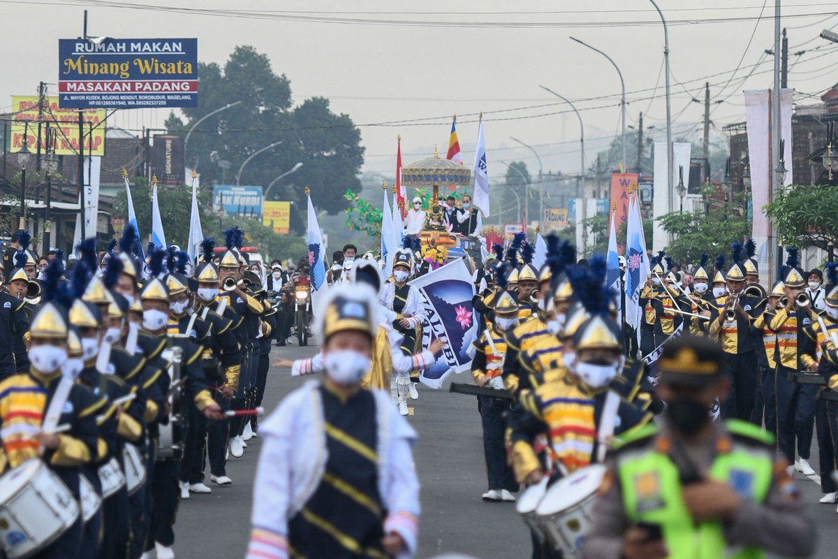 TheSenderTH's tweet image. ขบวนแห่ฉลองวันวิสาขบูชาอินโดนีเซีย 

#TheSender สมาคมชาวพุทธวาลูบี้ (WALUBI) ร่วมกับมูลนิธิธรรมกาย จับมือองค์กรพุทธมหายาน เถรวาท นานาชาติ 15 สมาคม ร่วมฉลองวันวิสาขบูชา ประเทศอินโดนีเซีย โดยเดินจากวัดเมนดุต ไปยังมหาเจดีย์บุโรพุธโธ ระยะทาง 5 กิโลเมตร facebook.com/38839615797420…