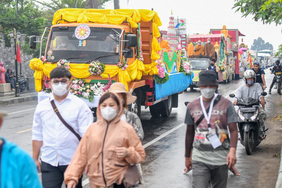 TheSenderTH's tweet image. ขบวนแห่ฉลองวันวิสาขบูชาอินโดนีเซีย 

#TheSender สมาคมชาวพุทธวาลูบี้ (WALUBI) ร่วมกับมูลนิธิธรรมกาย จับมือองค์กรพุทธมหายาน เถรวาท นานาชาติ 15 สมาคม ร่วมฉลองวันวิสาขบูชา ประเทศอินโดนีเซีย โดยเดินจากวัดเมนดุต ไปยังมหาเจดีย์บุโรพุธโธ ระยะทาง 5 กิโลเมตร facebook.com/38839615797420…