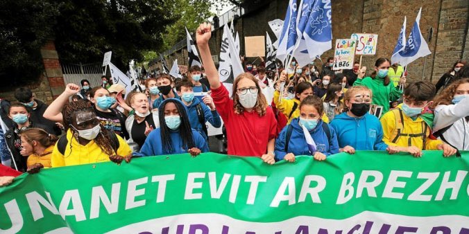 bretagne_info's tweet photo. Abegou ar vanif aozet gant @Diwan disadorn pa dremeno ar @Redadeg e #Naoned #bzh #bzhg #Brezhoneg https://t.co/kv8dy4ZH6X