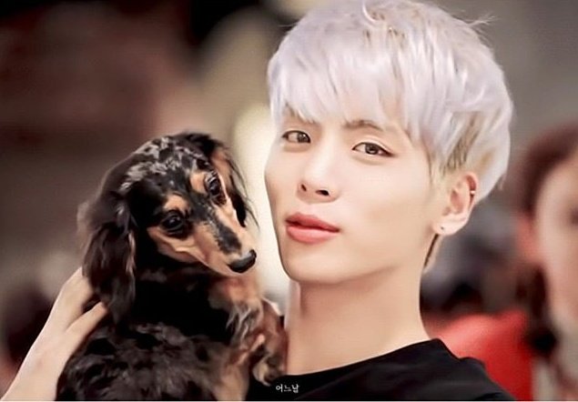 LizRT98's tweet photo. Solo la luna sabe cuántas veces la mire pensando en ti ♡
 I miss you too much 🥰🥺 
#EclipseLunar @realjonghyun90 #Jonghyun https://t.co/IUTM1NkhmT