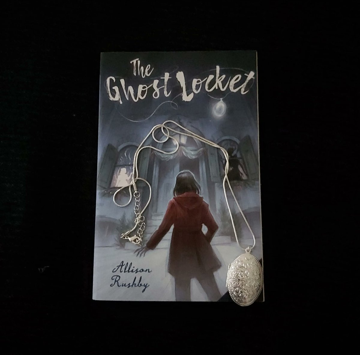 Kate's been reading The Ghost Locket by <a href="/Allison_Rushby/">Allison Rushby</a>. A delightful ghost story blended with elements of friendship &amp; family, new beginnings &amp; saying goodbye. Recommended for all but the most timid of MG readers. 

Review on the pod: 
buff.ly/3FQ3qiy