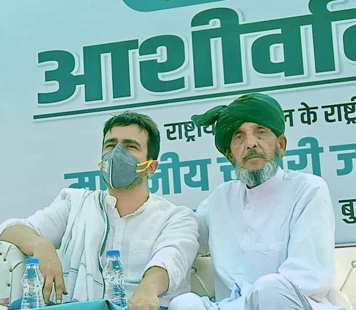 AshrafAliKhan__'s tweet photo. किसान,मजदूर,गरीब की बुलंद आवाज भारतीय किसान मजदूर मंच के राष्ट्रीय अध्यक्ष किसान नेता ग़ुलाम मोहम्मद जोला साहब का इंतकाल किसान बिरादरी व समाज के लिये बड़ी हानि है जिसकी भरपाई कर पाना बहुत मुश्किल है अल्लाह मरहूम की मगफिरत फरमाये और तमाम चाहने वालो को सब्र अता फरमाये। https://t.co/c3b8er7fOI