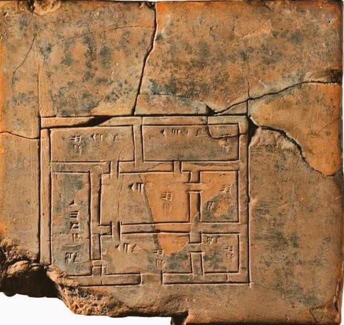 gomezdetejada's tweet image. El plano arquitectónico más antiguo conservado, Irak. Vivienda sumeria de hace 5.000 años.
La tablilla de arcilla muestra el plano de planta de una casa en líneas dobles con las dimensiones de la habitación.