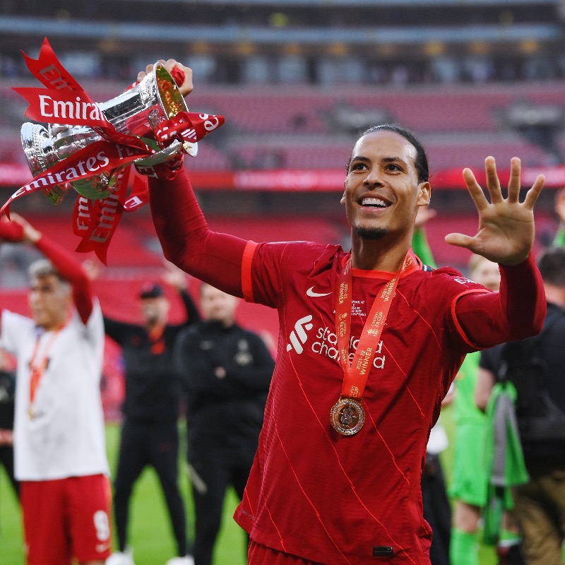 LFCIndonesia's tweet photo. Virgil van Dijk berbicara tentang pesan Klopp sebelum adu penalti, kebanggaan di Wembley dan banyak lagi...⤵️📰