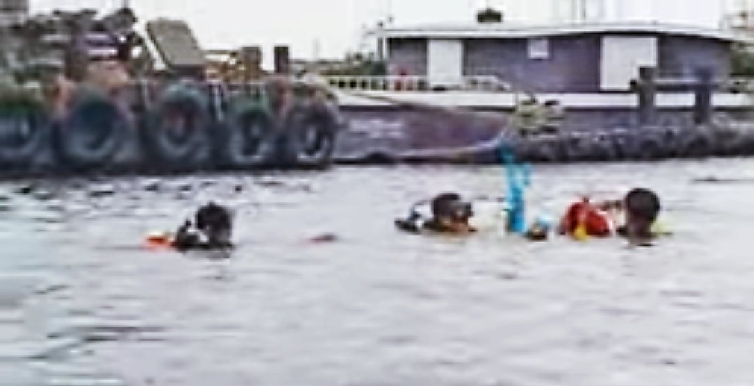 Blackdragontew's tweet image. จีพีเอสเรือผู้ต้องหาเคยแวะเทียบท่าเรือขนทราย บริเวณตรงนั้น ตร ไม่เคยบอกเลย และรู้แล้วว่ากระโปรงสีขาวอยู่ตรงท่าช้าง พยานที่เก็บกระโปรงได้กำลังเดินทางมาสมทบ #แตงโมต้องได้รับความยุติธรรม #Saveอัจฉริยะ