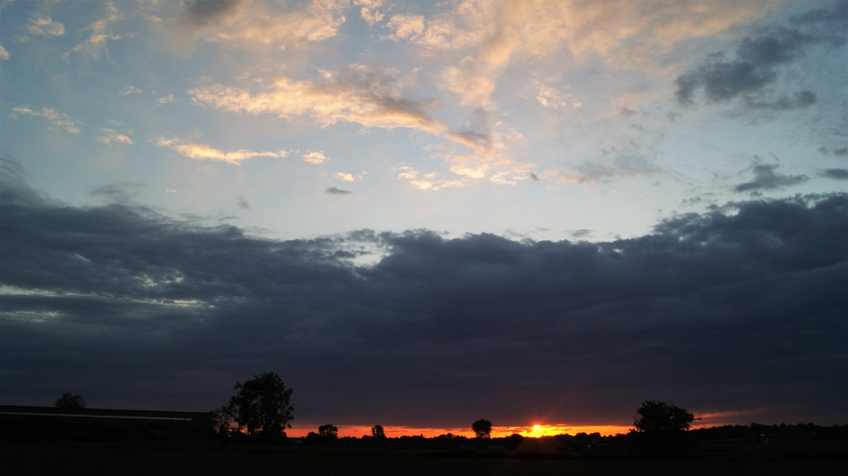 JanVervaeke1's tweet photo. #Sunrise today 
[unfortunately, no #bloodmoon]
#Bellegem #Kortrijk #Begium
More (FULL frame) pics on my #FB #Facebook PAGE*
FOLLOW : 
@JanVervaeke1 
* https://t.co/Z4BOYNl1tU < 
#photo ©Jan Vervaeke all rights reserved 
#sun 
#sunset 
#photography 
#photographer 
#photooftheday https://t.co/MwoAsIdHTc