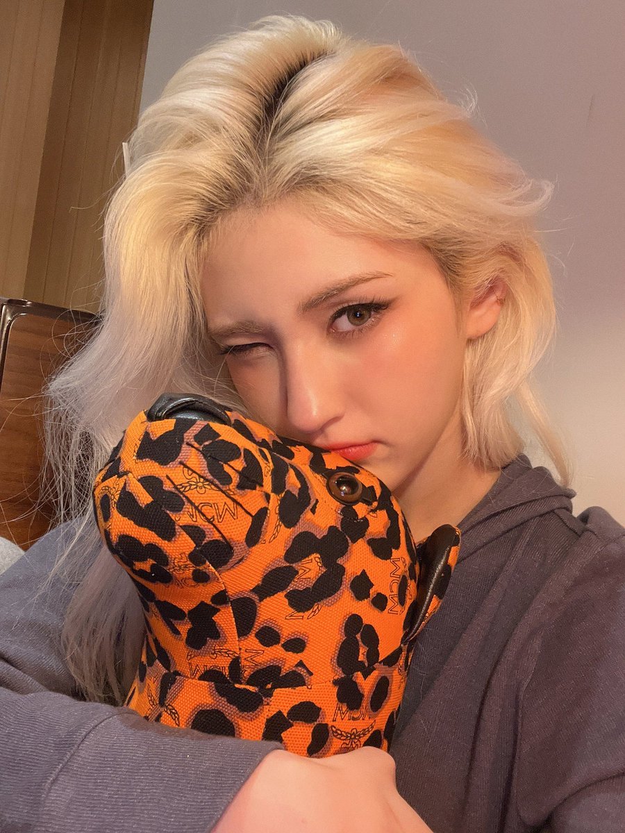 joennsomi's tweet photo. Nothing to do today but thinking about mungchis. I miss you all a lot but don’t you miss me? 🥺 Here’s several pics of me just in case you forget my face. hehe . 한눈팔지말라고... https://t.co/Gi3eWcUukZ