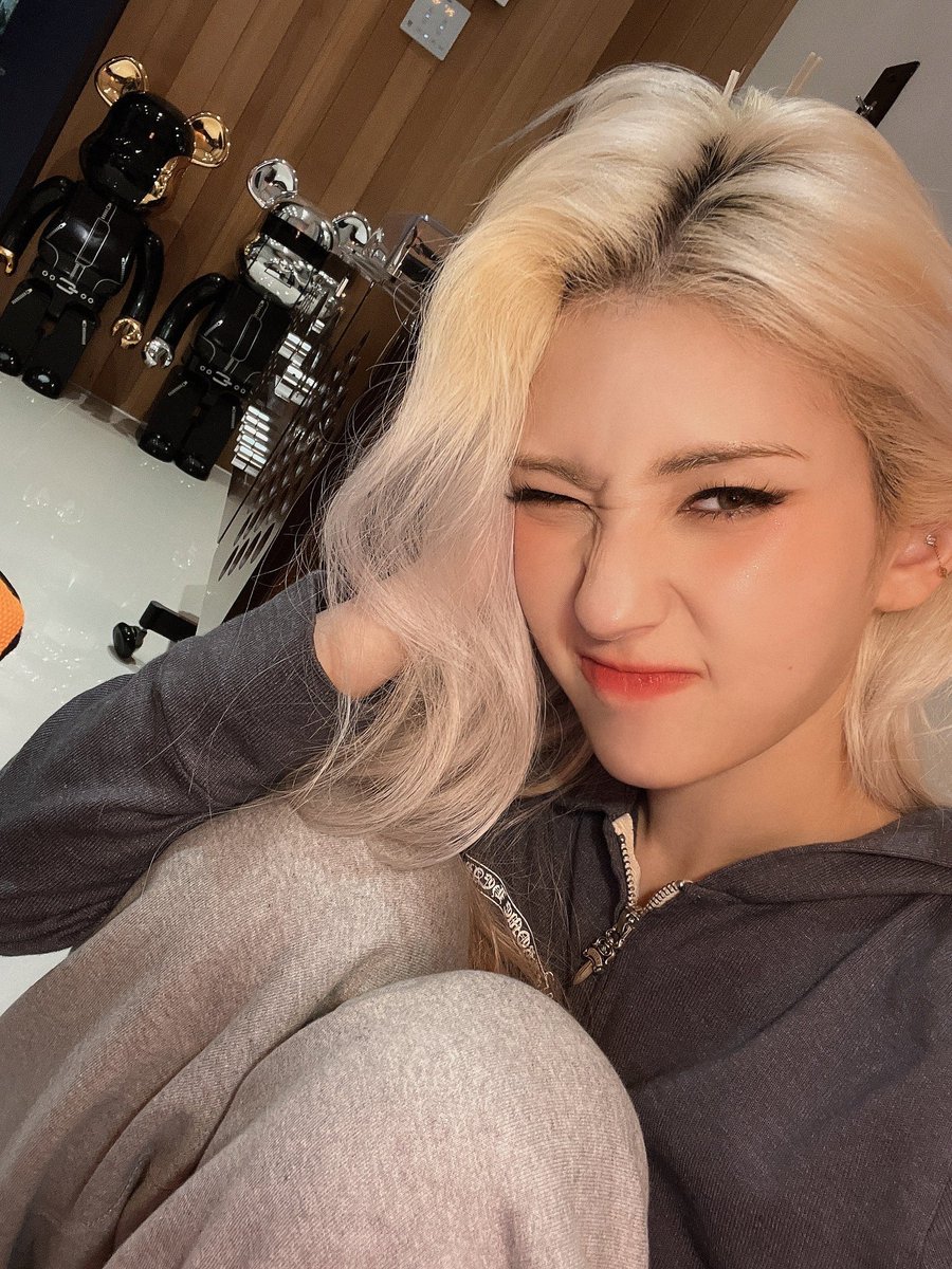 joennsomi's tweet photo. Nothing to do today but thinking about mungchis. I miss you all a lot but don’t you miss me? 🥺 Here’s several pics of me just in case you forget my face. hehe . 한눈팔지말라고... https://t.co/Gi3eWcUukZ
