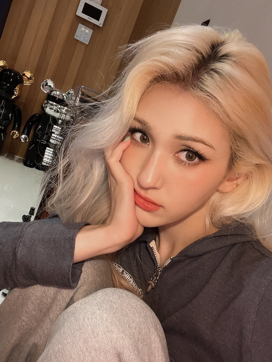 joennsomi's tweet photo. Nothing to do today but thinking about mungchis. I miss you all a lot but don’t you miss me? 🥺 Here’s several pics of me just in case you forget my face. hehe . 한눈팔지말라고... https://t.co/Gi3eWcUukZ