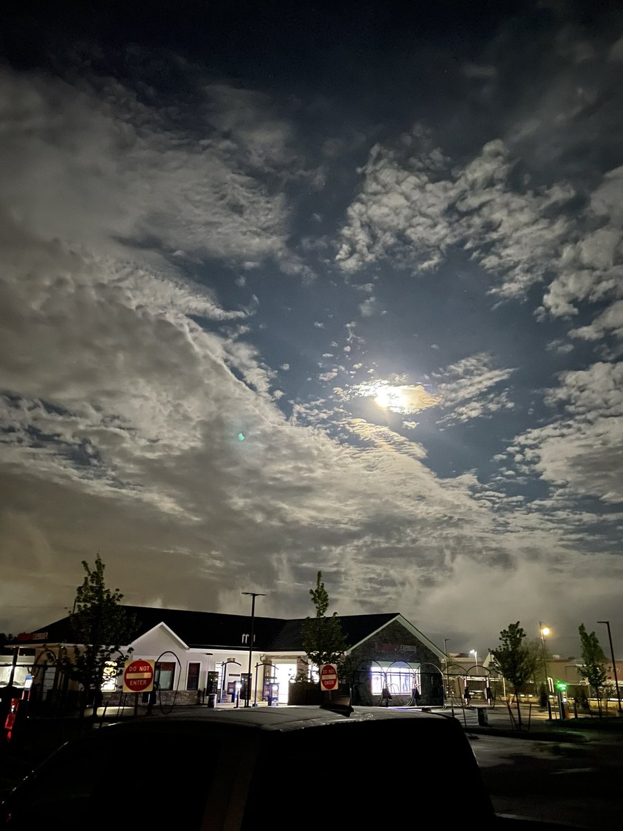 FStringing's tweet image. What a beautiful Monday morning over @TuscanVillageNH #Moonlitsky #moon #morning #weather #beautiful #clouds