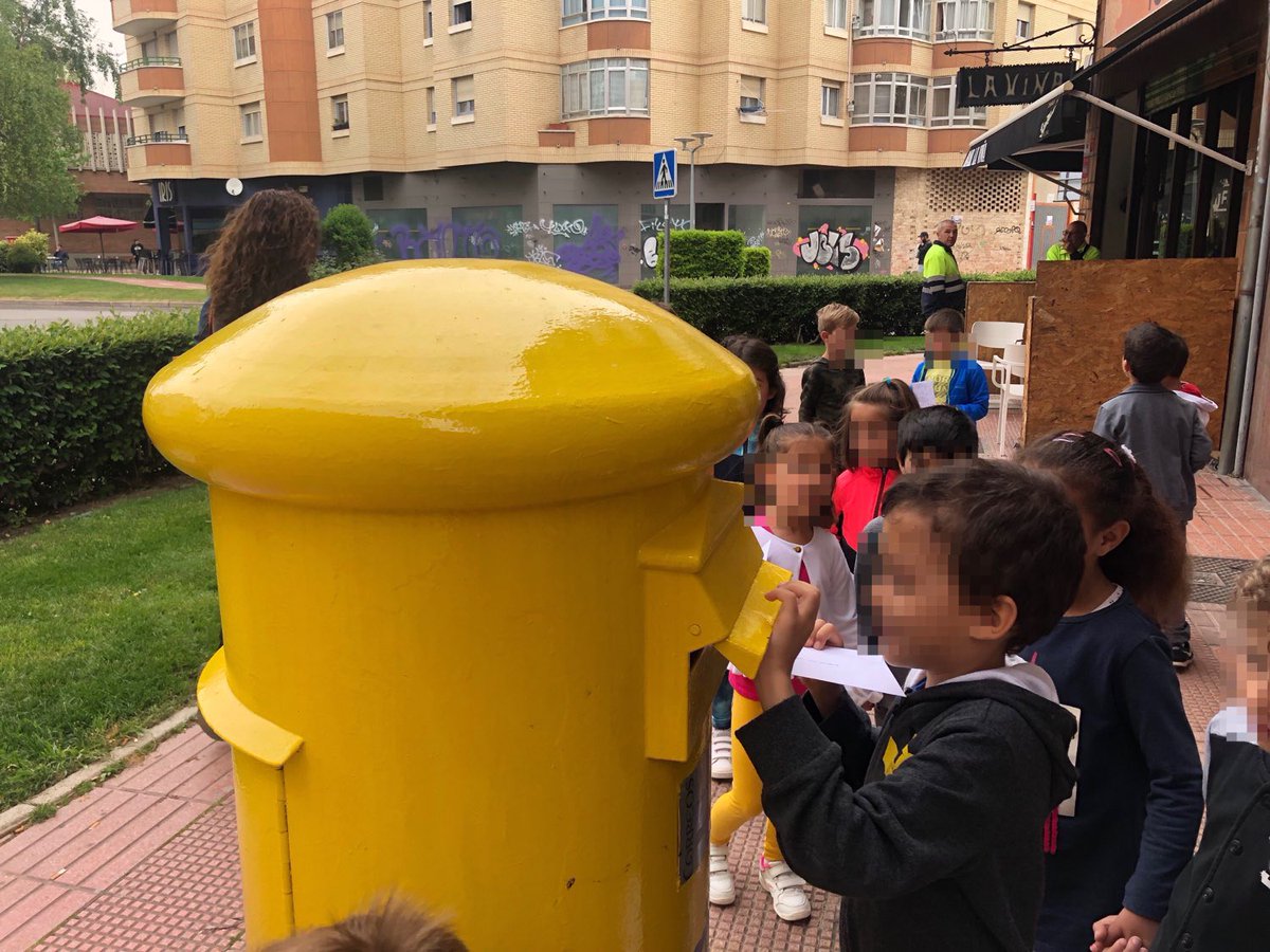 ¿Que harán los niños y niñas de infantil cerca de un buzón de correos? #educacioninfantil