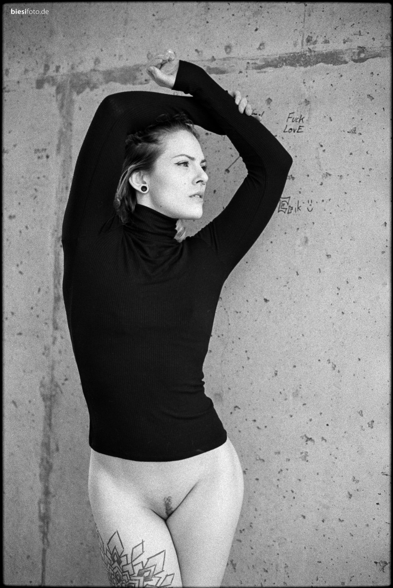 biesifoto's tweet photo. Ein Lieblingsfoto aus meinem letzten Shooting mit der wie immer großartigen @DiamondHaze6 - #analog auf Kodak Tri-X 400 Schwarzweissfilm fotografiert. #filmphotography #filmsnotdead #bottomless #photographer #germanphotographer https://t.co/XICPy5qmaf