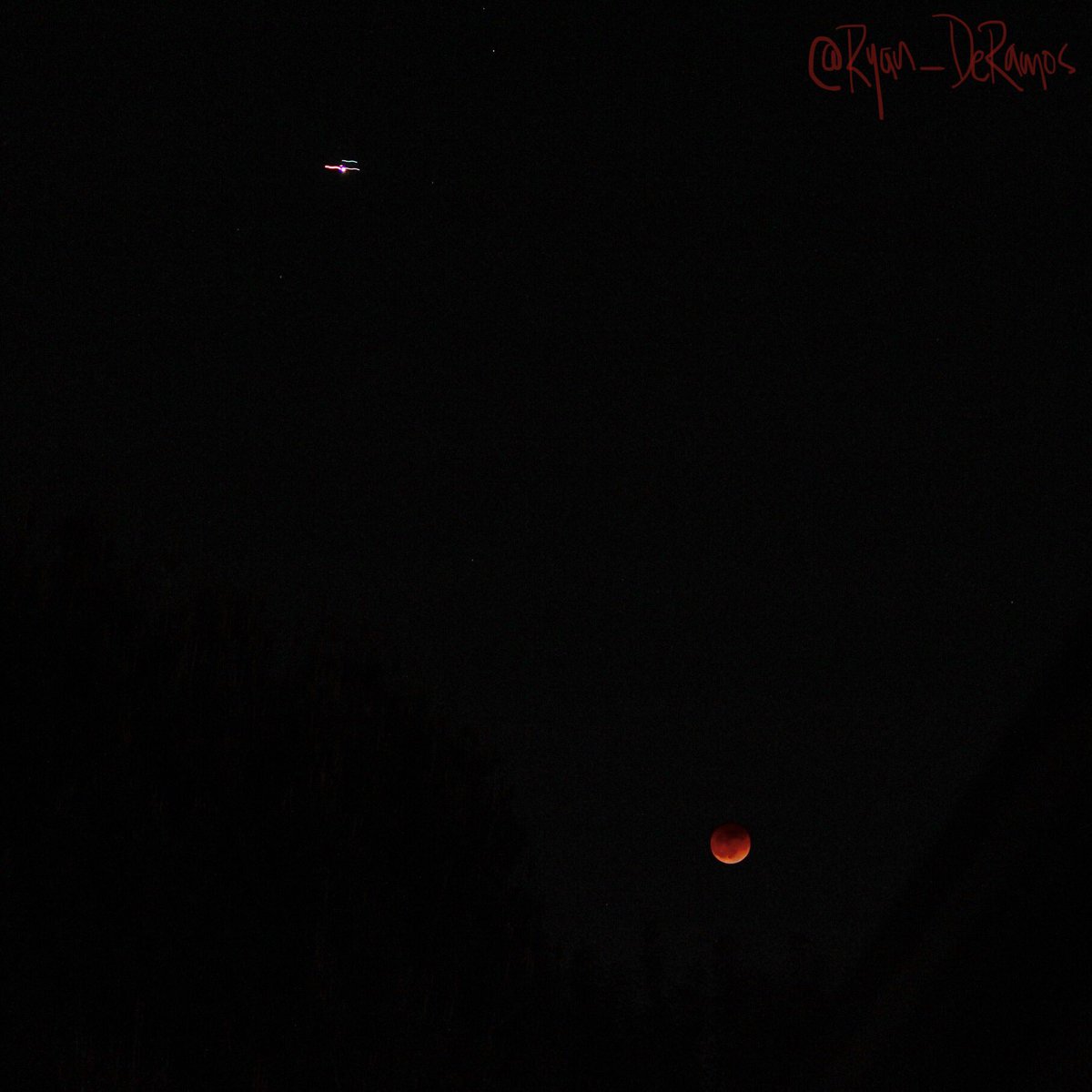 ryan_deramos's tweet photo. 🩸 #lunareclipse #bloodmoon #superflowerbloodmoon 🌚 https://t.co/EVurJuVdTB