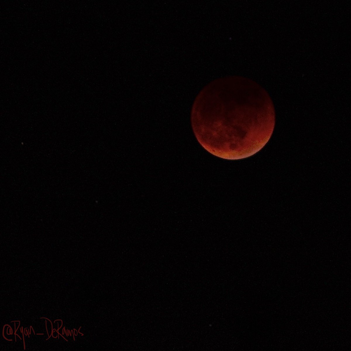 ryan_deramos's tweet photo. 🩸 #lunareclipse #bloodmoon #superflowerbloodmoon 🌚 https://t.co/EVurJuVdTB