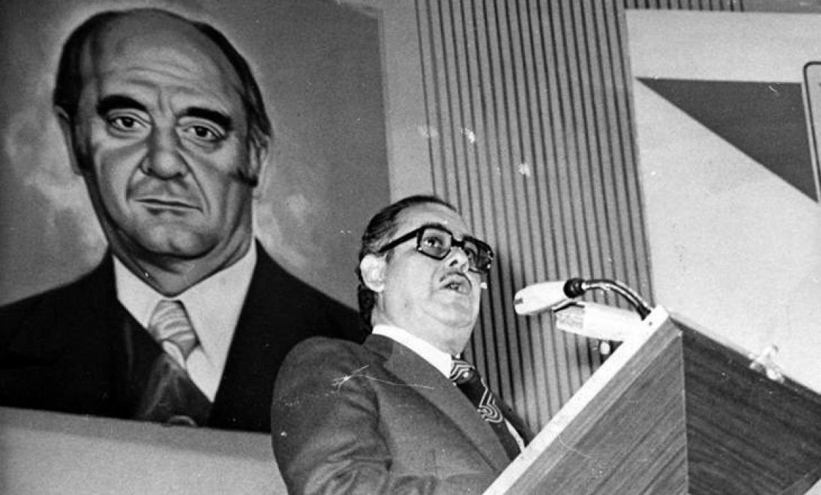 GoblernoMX's tweet photo. El líder de la SNTE, Carlos Jonguitud, junto con miles de maestros, rindió hoy un merecido homenaje al Primer Maestro de la Patria, el Presidente @JoLopezPortillo.

«Usted, hasta a las muchachas ha formado con pedagogía en las artes del amor. Gracias, señor Presidente», —dijo. https://t.co/ZUuG4FCt5c