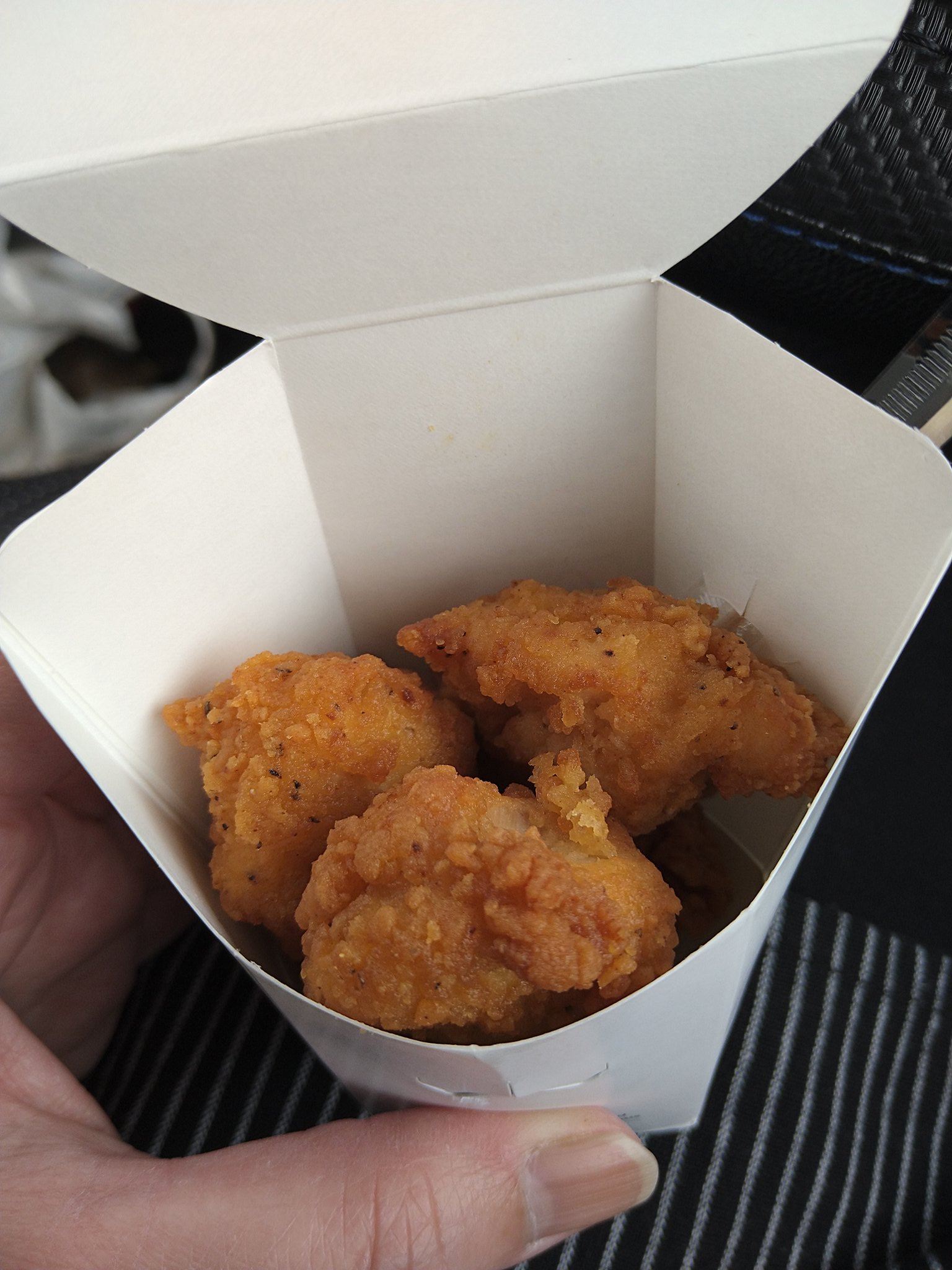 とことん 心配症な移住者 セブンイレブンからチキンクリスプなる物が新発売 買ってみたらミニ唐揚げだった 激うまミニストップの チキンクリスピーのつもりだったから ちょっと残念 W もっとカリッカリに揚げてホスィな T Co A6yqdf2dx8