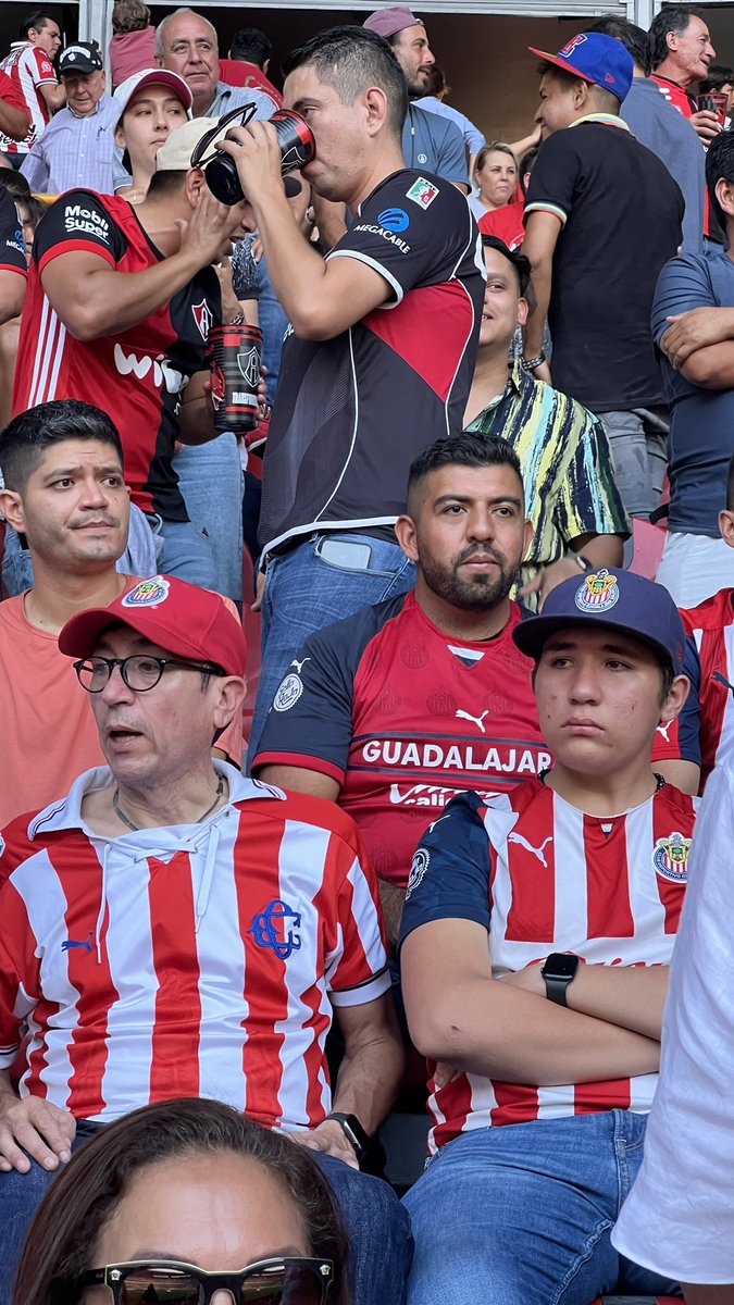 AnwartDeAnda's tweet photo. Así los rostros de los amargo desde la cancha del CAMPEÓN ❤️🖤
Pobres diablos…
#Cr3amos https://t.co/yTt7Re2yyO