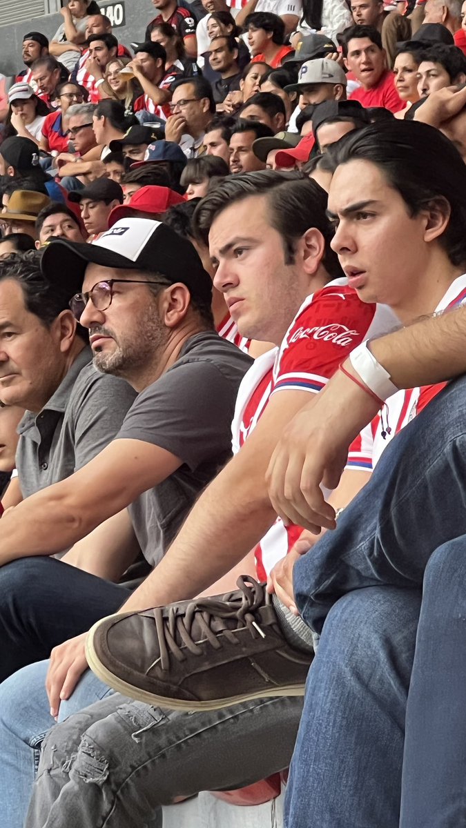 AnwartDeAnda's tweet photo. Así los rostros de los amargo desde la cancha del CAMPEÓN ❤️🖤
Pobres diablos…
#Cr3amos https://t.co/yTt7Re2yyO