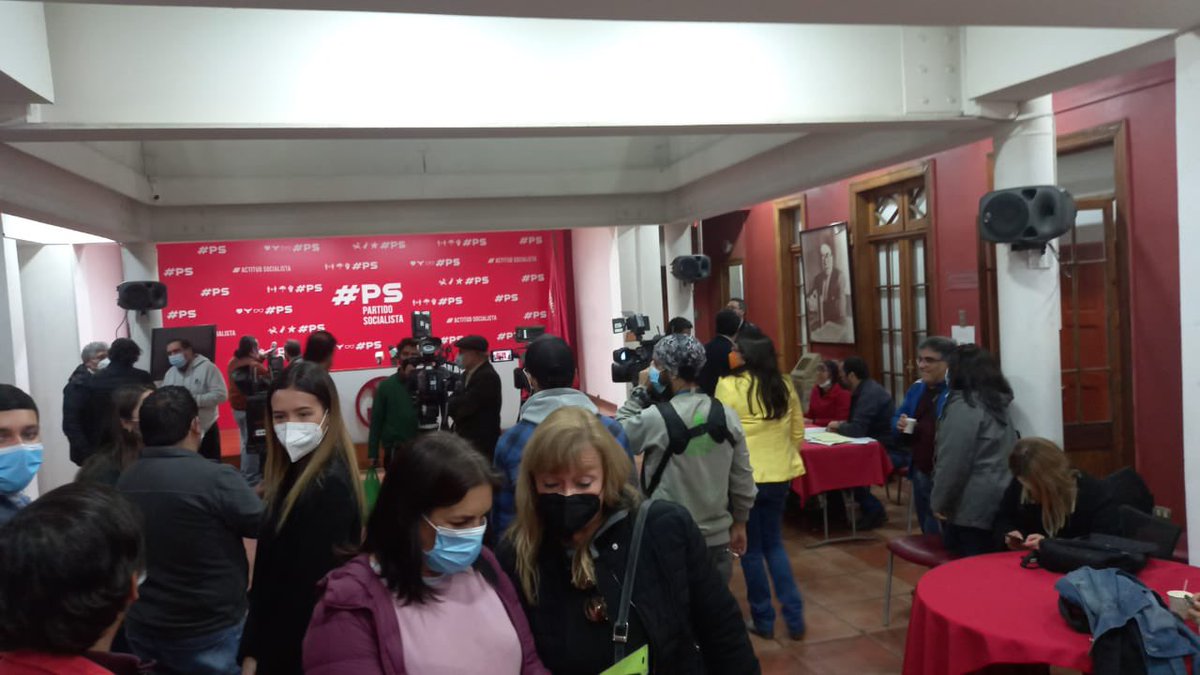 LyaGonzalez1's tweet photo. Aquí estamos en nuestra sede, a la espera del primer cómputo oficial de las elecciones #InternasPS
El dato de la baja participación, más allá del resultado, es desesperanzador
Y seguiremos trabajando desde el espacio que la militancia nos sitúe
Apruebo sin ambigüedades https://t.co/qo4Jd1GQYi
