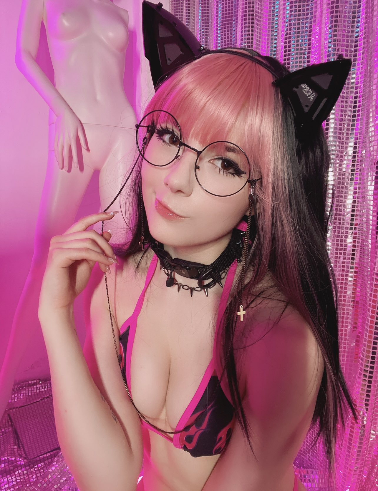 Meggii on Twitter: "When the mannequin behind you has bigger tibbies