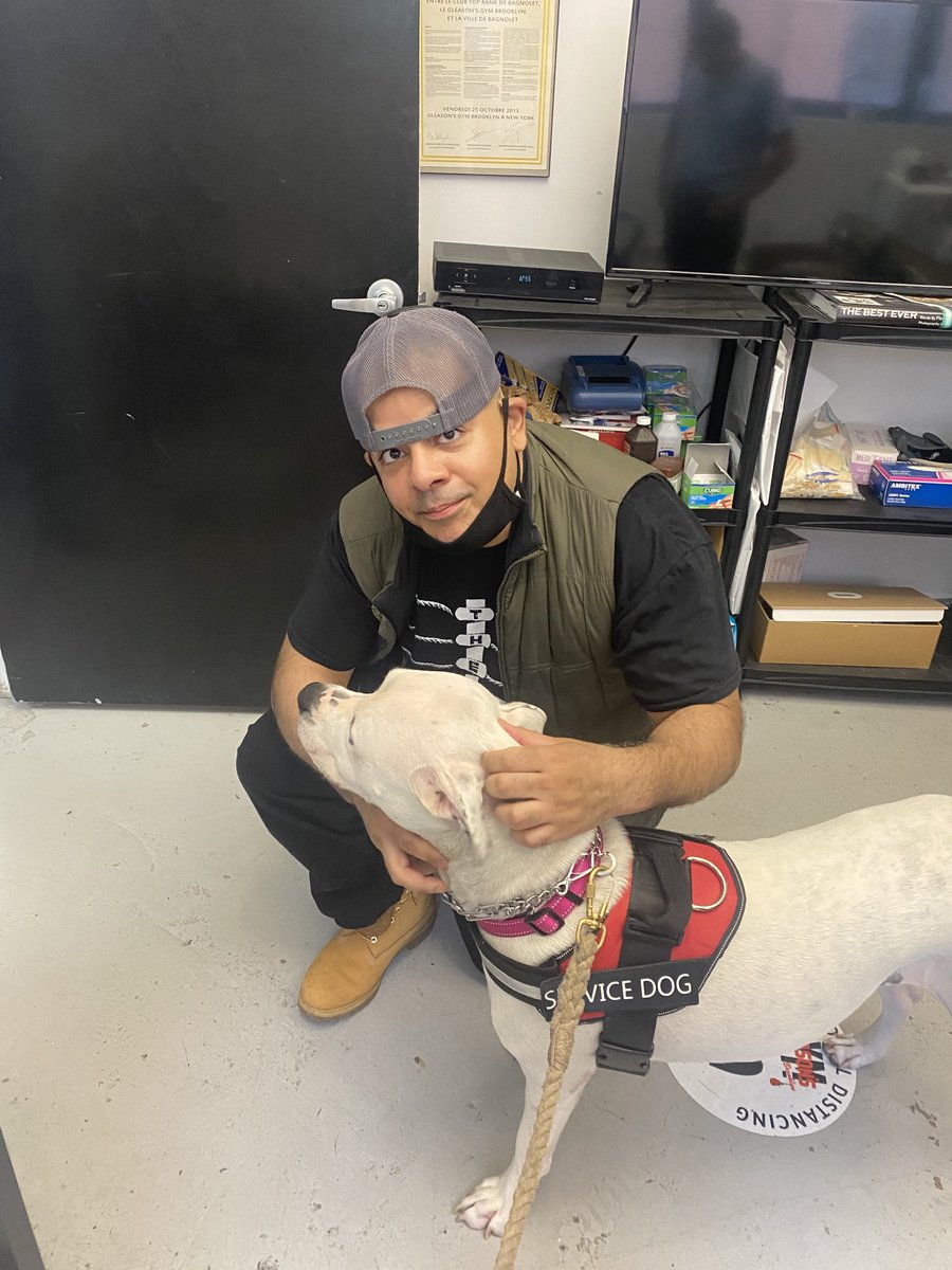 juanjeremy100's tweet photo. Good ol #cornerman meets good ol #cornerdog at ⁦@GleasonsGym⁩ #gleasonsgym https://t.co/4760oGNzOF