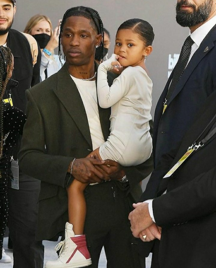 Stormi é a garotinha do papai, sim, ela é! 🤎