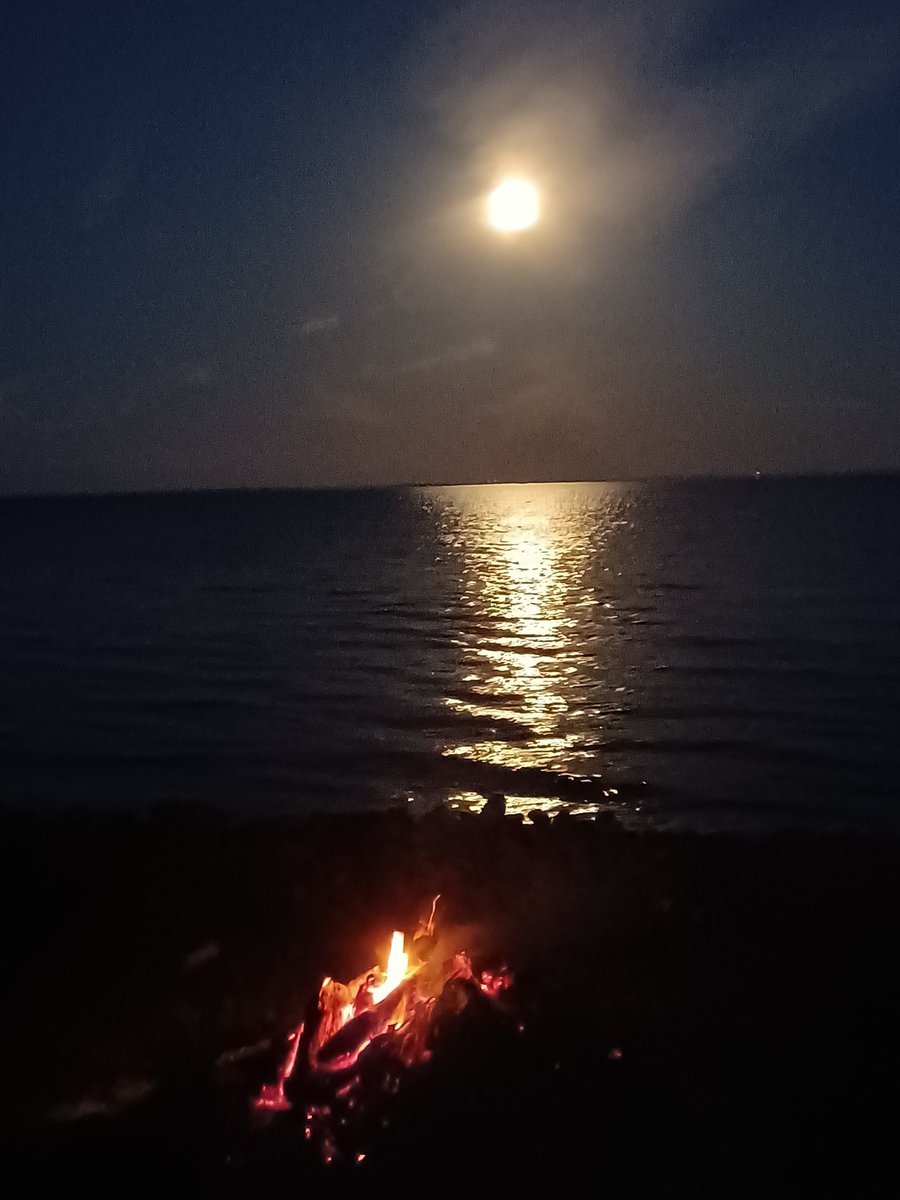 dave62's tweet photo. What a #beauty of an evening... sitting in front of fire while amazed by the Super Moon over the traditional waters of Nipissing FN! #whyILIVEHERE #LunarEclipse #BLOODMOON2022 https://t.co/mmvrBPsHvc