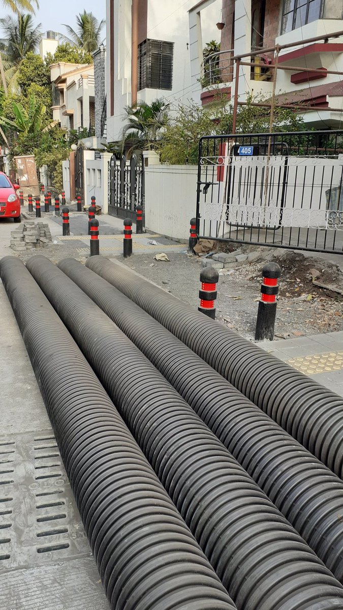 amrita01s's tweet photo. Pipes in front of the gate and the work is incomplete since the past 8 months. When will this be resolved? @rajeshpatilias @PMOIndia @uddhavthackeray https://t.co/8n8aj3G4JE