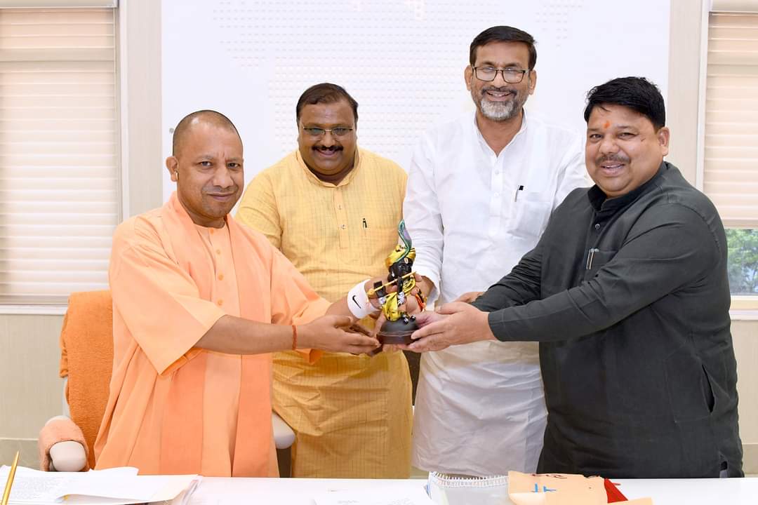 हीरो मिश्रा को जेल करने के लिए मुख्यमंत्री जी को गुमराह करने पहुंचे सांसद बांदा चित्रकूट आर के पटेल जिलापंचायत अध्यक्ष अशोक जाटव पंकज अग्रवाल मुख्यमंत्री जी से विशेष आग्रह किया की हीरो मिश्रा जी के ऊपर कारवाई हो
<a href="/HeroMishra1/">Hero Mishra</a> <a href="/PranshuDutt/">Pranshu Dutt Dwivedi</a> <a href="/narendramodi/">Narendra Modi</a> <a href="/JPNadda/">Jagat Prakash Nadda</a> <a href="/myogiadityanath/">Yogi Adityanath</a>