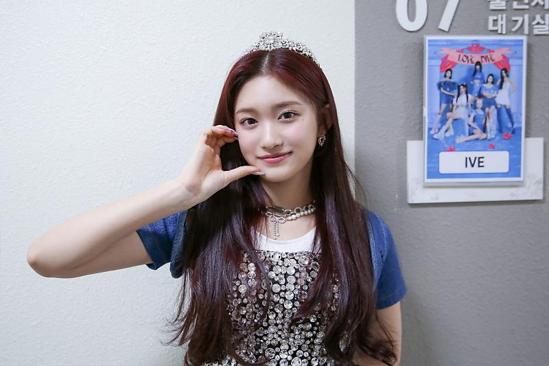 ivepics_'s tweet photo. #LEESEO LOVE DIVE MUSIC SHOWS BEHIND THE SCENES https://t.co/77rtpEyb54