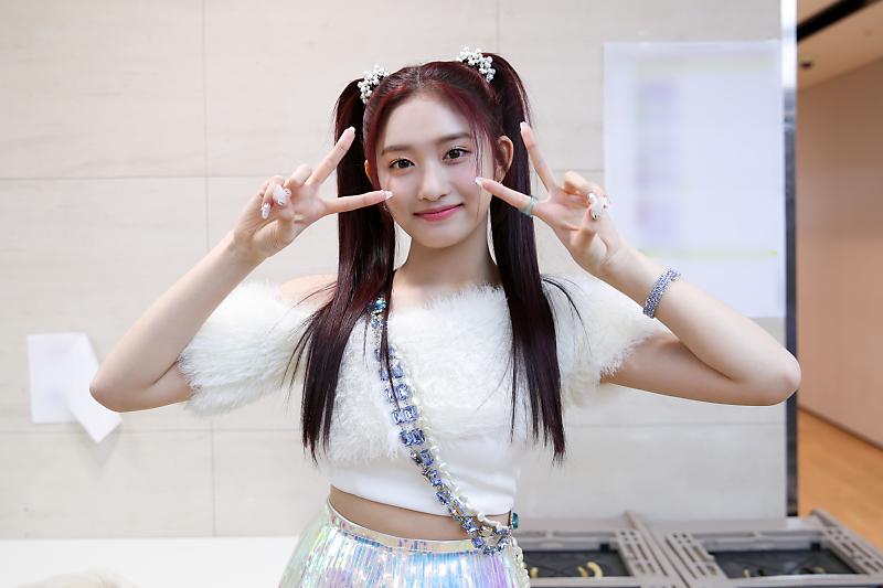 ivepics_'s tweet photo. #LEESEO LOVE DIVE MUSIC SHOWS BEHIND THE SCENES https://t.co/77rtpEyb54