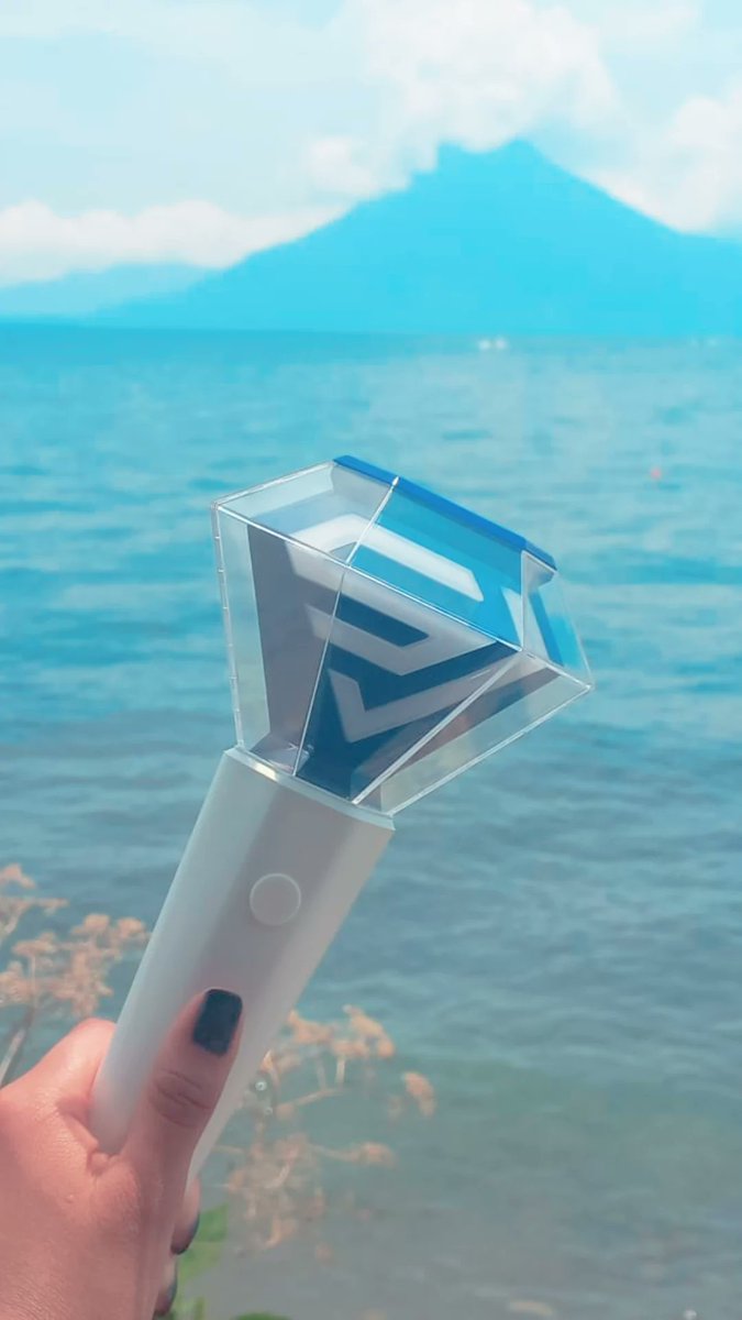 Solelf7's tweet photo. Hoy fui al lago más bello del mundo, y el paisaje combinó perfecto con la Super Wanda 😍💙🇬🇹🖐
#SUPERJUNIOR #ELF #Guatemala #LagoDeAtitlan @SJofficial https://t.co/WPkNXcMknE
