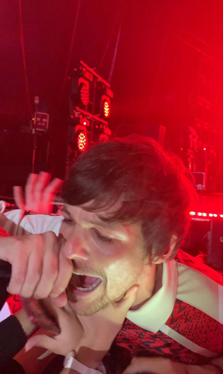 Louis singing close to the fans!
#LTWTSantiago #Night1
15.5.22

🎥: tom__rry