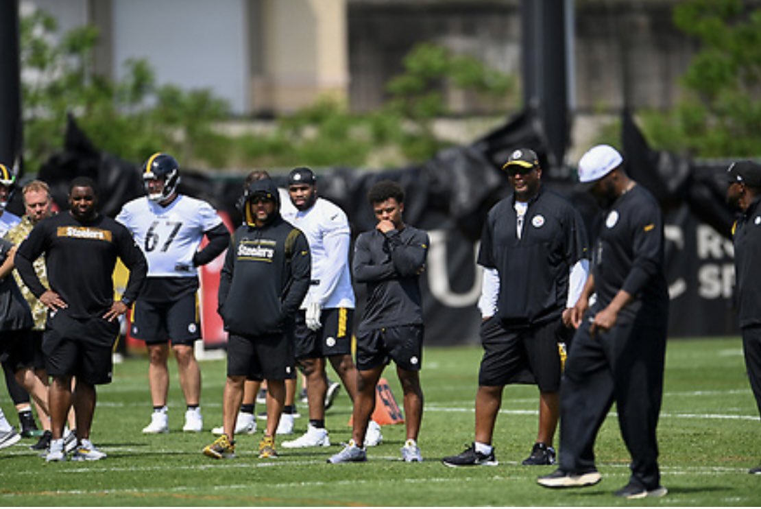 coachfaulk's tweet photo. This intern we got is a pretty good worker. Says he wants to be a coach! Rookie Mini Camp ✅ #handsonlearning https://t.co/m61hWjb432