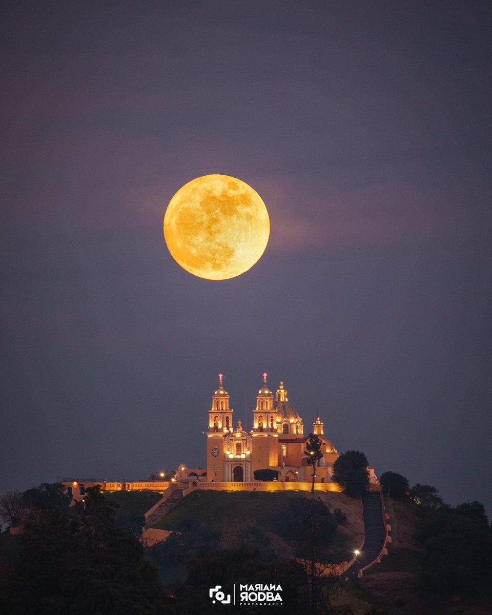 webcamsdemexico's tweet photo. La luna saliendo en Cholula, Puebla.

Vía: @mariana_rodba.
https://t.co/e7u1Lp8ncg