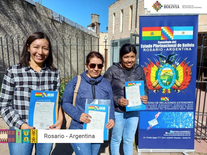 MRE_Bolivia's tweet photo. Atención Consular #VGIC | El fin de semana Consulados de #Bolivia🇧🇴 en el mundo atendieron a la comunidad boliviana de manera rápida y sin filas, con diversidad de servicios como ser, certificados, renovación de documentos, entre otros.
#MiConsulado #CancilleríaContigo https://t.co/wFKQdh4ZaO