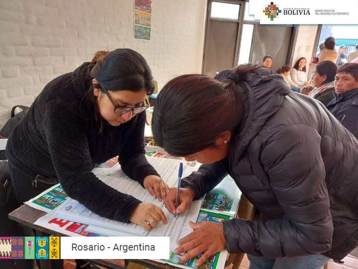 MRE_Bolivia's tweet photo. Atención Consular #VGIC | El fin de semana Consulados de #Bolivia🇧🇴 en el mundo atendieron a la comunidad boliviana de manera rápida y sin filas, con diversidad de servicios como ser, certificados, renovación de documentos, entre otros.
#MiConsulado #CancilleríaContigo https://t.co/wFKQdh4ZaO